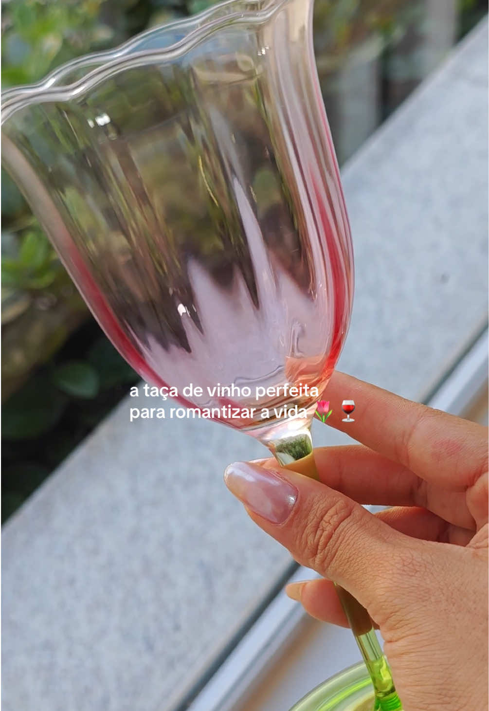 Um brinde com delicadeza. 🌷🍷 Taça Tulipa em cristal, com formato de flor que traz elegância e personalidade para a mesa. 🧸 Compre no TikTok Shop ou garanta na loja física: Alameda dos Nhambiquaras, 1388 - Moema, São Paulo. #TheCozyHome #TacaDeVinho #Cristal #MesaPosta #WineLovers 