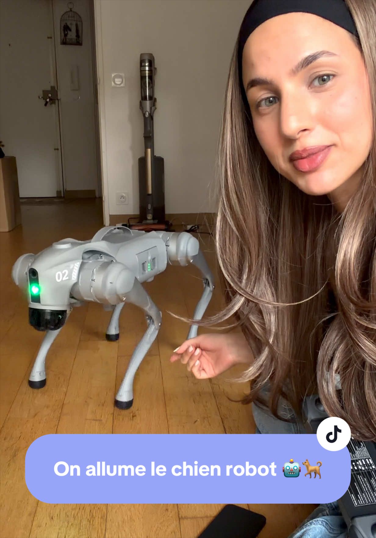 On allume le chien robot 😱🤖🐕 vous voulez qu’on le balade ? On lui achète des vêtements ? Et on l’appelle comment ???  #robot #humanoide #Tech 
