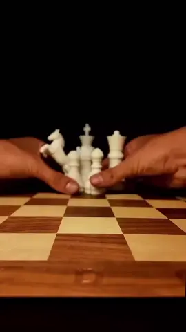 Er verwandelte Schachfiguren in Waffen. #chess #chesscom #schach #chessmaster 