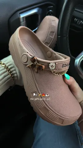 Crocs clogs 🤌🏼 #TikTokshopbacktoschool #backtoschool #crocs #croc #clogs 