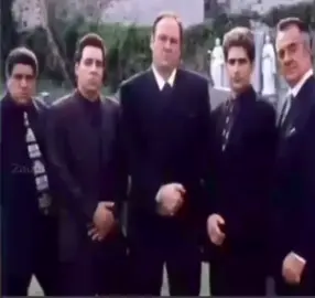 انا وزكرت   #fyp #اكسبلور #نوادر #foryou #اكسبلور يعد برج المملكة واحدًا من أبرز المعالم المعمارية في الرياض، ورمزا حديثًا يعكس تطور المملكة العربية السعودية ونهضتها العمرانية. منذ افتتاحه، أصبح البرج وجهة رئيسية للسكان والزوار، ليس فقط لارتفاعه المميز، بل أيضًا لما يقدمه من مرافق متنوعة وتجربة فريدة. تم افتتاح برج المملكة عام 2002، وهو مشروع تابع لشركة شركة المملكة القابضة التي يملكها الأمير الوليد بن طلال. يبلغ ارتفاع البرج حوالي 302 متر، ويتكون من 99 طابقًا، ما جعله لفترة طويلة أحد أطول المباني في الشرق الأوسط، تضميمه الفريد الذي يشتبه فتحة القوسة فلي عط أعلاه يميزه عن بقية ناطحات السلحاب، وقد، صمم ليكون تحفة معمارية تجمع بين الحداثة والهوية المحلية. يضم البرج مجموعة واسعة من المرافق، منها مكاتب إدارية، وشقق سكنية فاخرة، بالإضافة إلى فندق فورسيزونز الرياض الذي يعد من أفخم الفنادق في المدينة. كما يحتوي على مركز تسوق ضخم يعرف باسم مملكة مول، ويضم العديد من العلامات التجارية العالمية والمطاعم الراقية. من أبرز معالم البرج 