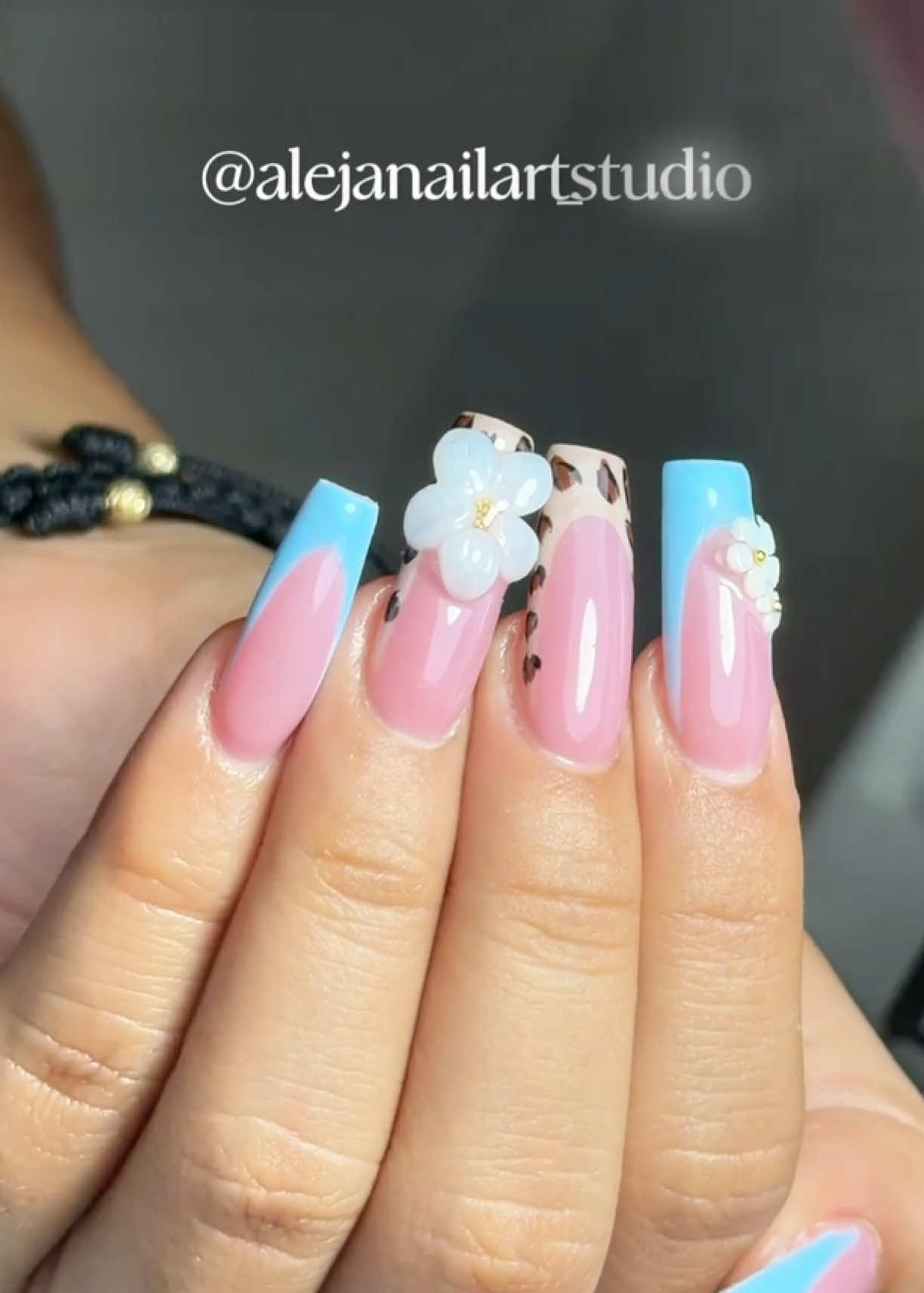 Una mañana en mi vida como manicurista 💅🏼 Primero: sobrevivir a la mañana 😂 Desayunar a mi bebé, organizar todo, poner bonito mi espacio de trabajo y prepararme para recibir a mi clienta. Y como siempre… ella llegó con unas uñas y se fue con OTRAS 😮‍💨💅🏼✨ Amo estos pequeños momentos de mi rutina 🤍
