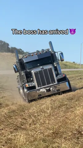 Love myself some off road action 😤 #heavywrecker #highwaypatrol #towtruck #longnosepete #peterbilt 