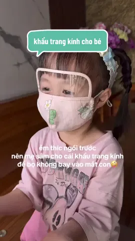 sáng ra đi học em vui lắm , thíc ngồi trước nên mẹ phải sắm e khẩu trang này cho con #nguyetrivew#khautrang#khautrangkinh#khautrangkinhchobe#khautrangchobe  