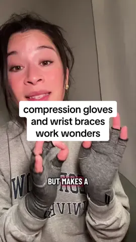 I highly recommend sleeping in compression gloves #rhuematoidarthritis #hacks#compressiongloves #autoimmunedisease 