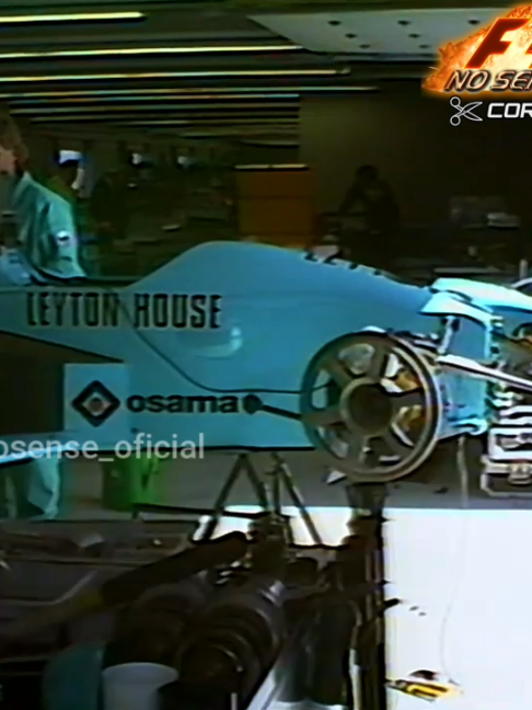 Assoviar uma música também é uma arte!! Imagens amadoras registram os bastidores da equipe March durante o GP Canadá 1988 em Montreal, revelando uma F1 muito diferente daquela que conhecemos hoje Nos boxes, mecânicos trabalhavam com uniformes variados, incluindo bermudas e camisetas, cercados por ferramentas, sprays, caixas plásticas e simples bancadas de metal. Em meio à rotina, uma bandeja vermelha com parafusos aparece apoiada diretamente sobre as cornetas de admissão do motor. E talvez o detalhe mais curioso seja o som de um mecânico assoviando tranquilamente enquanto trabalha na montagem do carro Por trás daquela aparência simples estava a March 881, projetada por Adrian Newey em seu primeiro grande trabalho de destaque na F1. O carro era equipado com o motor Judd V8 3.5L aspirado e chamou atenção pela eficiência aerodinâmica, enfrentando equipes muito maiores e com recursos bem superiores Era uma época em que tecnologia de ponta, criatividade e trabalho manual conviviam nos mesmos boxes. Uma F1 muito mais artesanal, onde improviso e experiência faziam parte da rotina Segue a gente @f1nosense_oficial Os cortes foram retirados de um vídeo do excelente canal parceiro: @my_racing_stuff (Instagram) / @robhurley5258 (YouTube). Nele consta um acervo de vídeos VHS restaurados, simplesmente fantástico!! Recomendamos muito a visita!! #F1 #Formula1 #March881 #AdrianNewey #CanadianGP #F11988 #F1Nosense