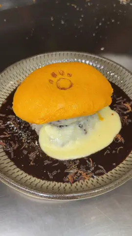 可愛すぎるふわとろ肉球オムライス🍳 ハンバーグオムライス2000円 チーズトッピング 200円 絶妙な火入れで表面がツルッとしたオムレツにハンバーグを加えたオムバーグが絶品です😋 🍚店名: はんばーぐ＆おむらいすのお店いくら心斎橋店 住所: 大阪府大阪市中央区心斎橋筋1-3-2ソフィアネクストビル1階 最寄駅:心斎橋駅徒歩3分 営業時間：11:00〜15:00 17:30〜22:00 定休日：無休 #大阪グルメ#Japanesefood#tiktokfood