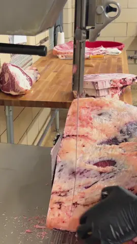 Trimming #beef #usa #goviral #butcher #cow 