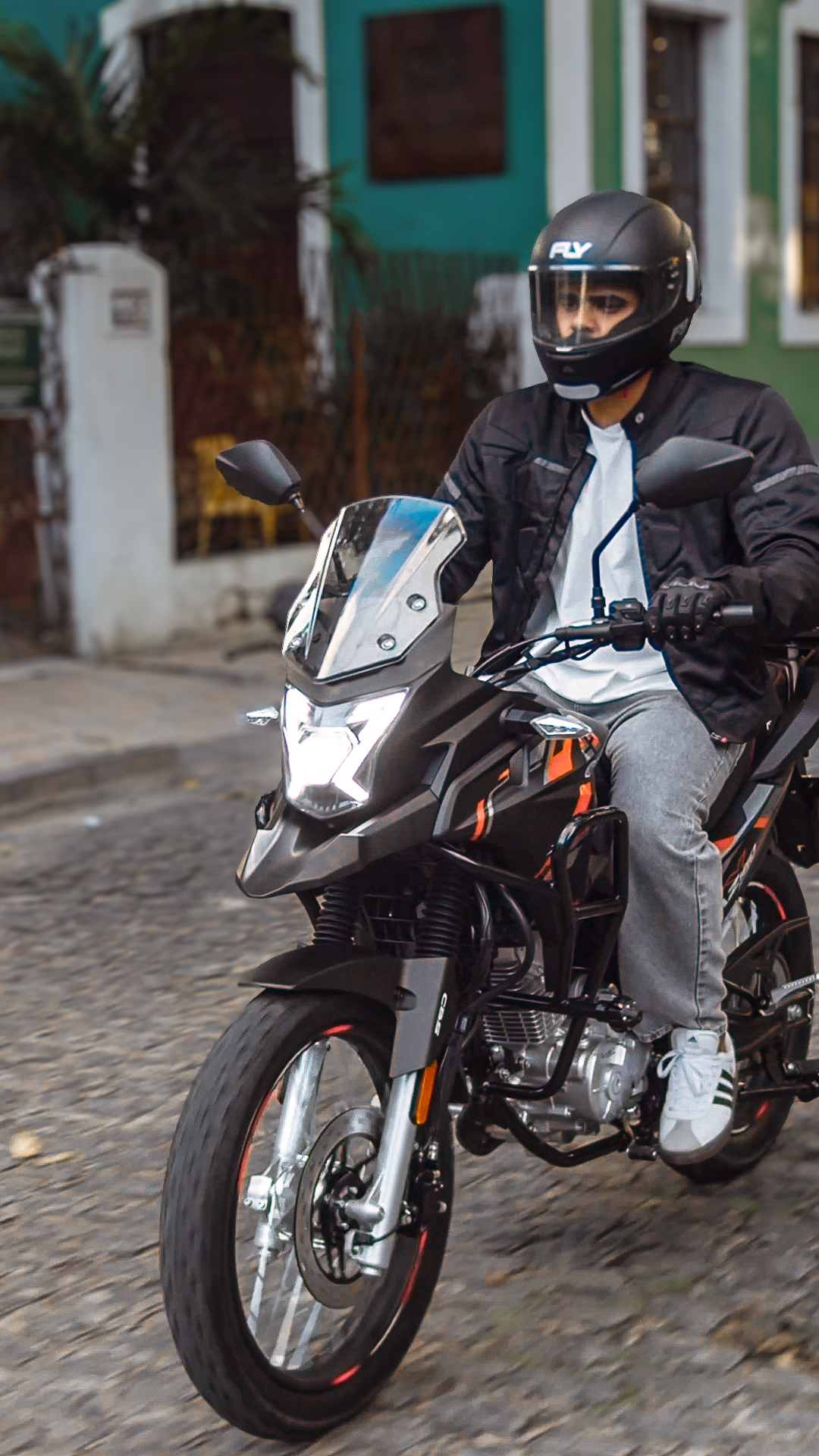 Depois de um dia inteiro, o melhor caminho é o de volta pra casa, e a AZ160 Xtreme está sempre pronta para te acompanhar! #Avelloz #AZ160Xtreme #DuasRodas