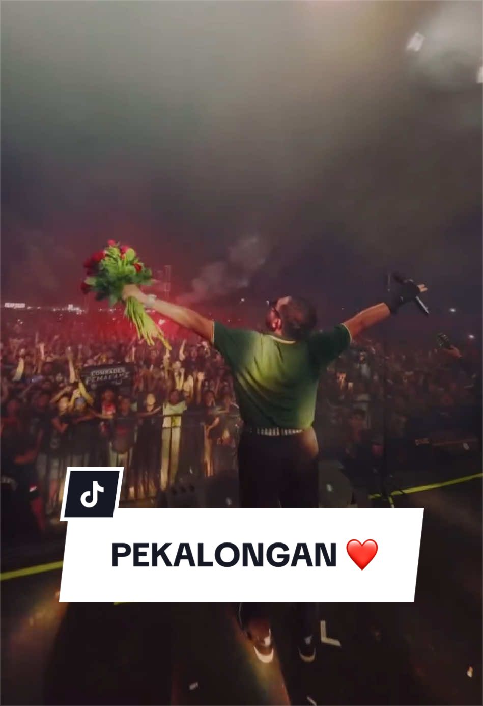 Oi! Comrades…. Panggung pekalongan kami hanya bisa membawakan 5 lagu, tapi itu tidak menyurutkan semangat kalian untuk tetap berdiri dan lantang bernyanyi. Sebuah kejadian yang kita sayangkan saat meliar di @dianaria.event kemarin. Terlepas dari itu, persodaraan di dalam arena terasa sangat kental dan brutal! Terima kasih atas kesabaranmu menantikan kami, terima kasih atas jalin hangat romansa ini. Pekalongan membara! Pekalongan tetaplah memastikan bahwa, Hanya Cinta Yang Dapat Tumbuh Disini 🌻🌻🌻 #RebellionRose #sehatselalusodaraku #hanyacintayangdapattumbuhdisini