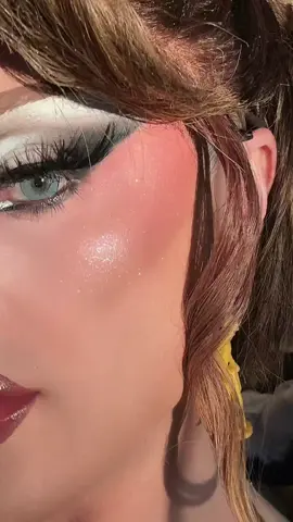 In DAYLIGHT no less ☀️🌞🌆 highlighter from @KimChi Chic Beauty  #highlighter #dragmakeup #goldenhour #makeuphacks 