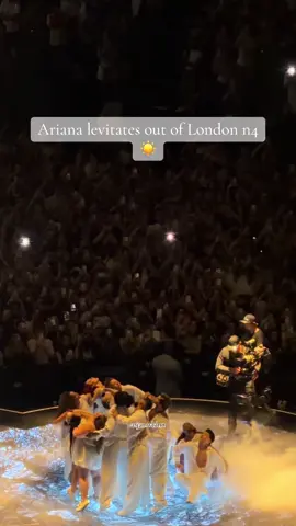 Obsesseddd 🥹 - #arianagrande #london #eternalsunshineworldtour #eternalsunshine #worldtour  - @arianagrande 