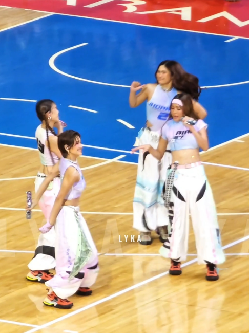 That quadrap from their OOMH perf 🔥 one of my fave part din talaga yung beat switch ni Staku, sobrang main rapper thingz 💅🏻✨ Sa sobrang angas niya, napadapa para magvideo si yowandrada eh. Hindi ko na navideo si Gwenny kasi hindi ko na alam kanino ifofocus yung cam at napakalayo rin ng blockings nila 😅 🎟️ All Star Games 2025 | 7.20.2025 ∞∞∞∞∞∞∞∞ #BINI #BINI_PH