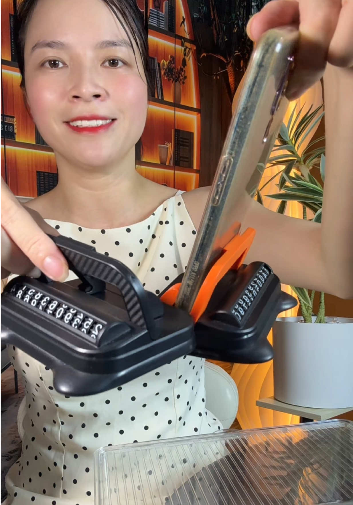 Bảng số đỗ xe kèm giá đỡ điện thoại