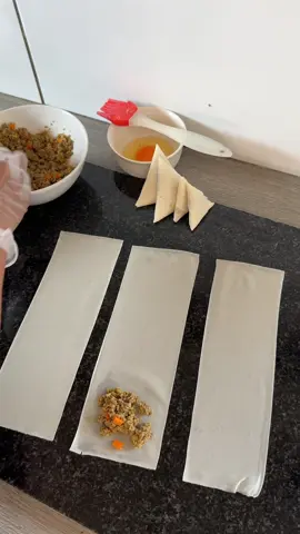 Simple steps for beautiful samosa folds. #ซาโมซ่าสามเหลี่ยม #homemadefood #samosa #folding #technique 