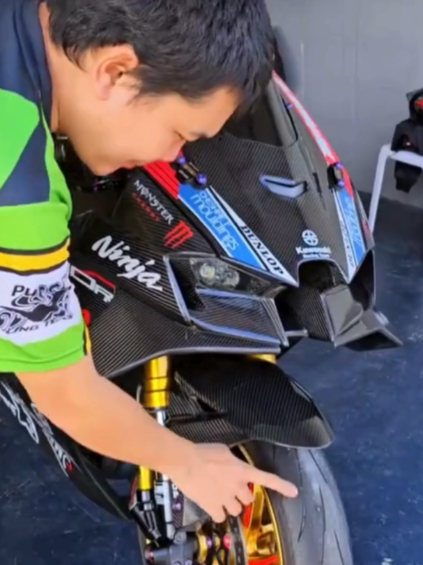 ขอบคุณรีวิวดี ๆ จาก BigBikeStory 🏍️🔥 กับยางตัวแรงอย่าง Dunlop Q5A เกาะถนนมั่นใจ เข้าโค้งสนุก ฟีลสปอร์ตเต็มขั้น 💨 ใครกำลังมองหายางสำหรับสาย Bigbike ต้องลอง! Dunlop Q5A — พร้อมพาคุณไปให้สุดทุกโค้ง 🏁 ##DunlopQ5A #dunlopmotorcycletirethailand #BigBikeStory #Bigbike #ยางมอเตอร์ไซค์ #ยางBigbike #สายซิ่ง #TikTokสายมอเตอร์ไซค์ #dunlopmototh