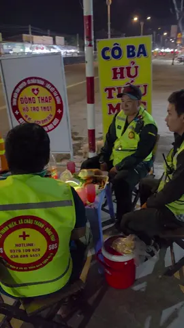 ​Những ngọn đèn không ngủ giữa đêm khuya. Cảm ơn các anh em Đội SOS Tình nguyện luôn sẵn sàng đồng hành và hỗ trợ bà con đi đường an toàn. Chúc các anh nhiều sức khỏe! ❤️🌾 #thodiatanhuong #63tiengiang #xuhuong #kcntânhương #hộicôngnhânkcntânhươngchâuthànhtiềngiang 