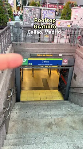 📍 TERRAZA GRÁTIS EM MADRID 🇪🇸✨ Quer conhecer uma das melhores vistas de Madrid sem pagar entrada? 😍 🚇 Passo a passo: 1️⃣ Saia no Metro Callao — linhas 3 e 5. 2️⃣ Vá em direção à Plaza de Callao. 3️⃣ Entre no El Corte Inglés de Callao, na Plaza de Callao, 2. 4️⃣ Procure os elevadores e suba até a 9ª planta. 5️⃣ Chegando lá, siga para o Gourmet Experience e procure a saida para a terraza. Pronto! 🤩 Você terá uma vista incrível da Gran Vía, Plaza de Callao, Edificio Capitol e muito mais. E o melhor: você pode subir para apreciar a vista sem precisar pagar entrada ou fazer uma consumação. O espaço gastronômico fica na 9ª planta. (El Corte Inglés) 📸 Dica: vá no final da tarde para pegar Madrid com uma luz linda e, se tiver sorte, o pôr do sol! 🌅 💾 Salva essa dica para sua próxima visita a Madrid! #Madrid #MadridEspaña #GranViaMadrid #TurismoMadrid #viajar 