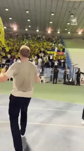 المدرب ينز فيسينغ مع جماهير الاتحاد 💛