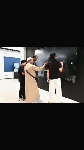 Jiuhe Technology customers visit, interactive touch whiteboard, recording classroom