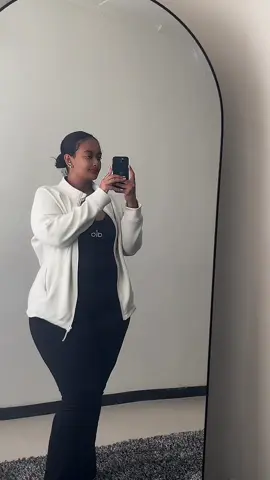 Someone said ፦እንቅልፍ እና ፍቅር በግዳጅ አይሆንም                በመተው ሰላም እናግኝ🫡