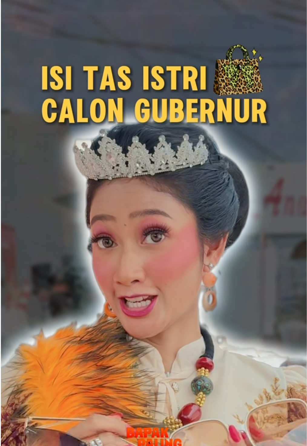 Kepo gak sih, sebenarnya isi tas istri calon gubernur apa aja?  Katanya sih isinya barang penting semua. Tapi penting buat apa dulu nih?  Cari tahu ada apa aja di dalam tasnya di film Bapak Paling Jujur. 15 Oktober 2026 di bioskop! #BapakPalingJujur #ClarestaTaufan 