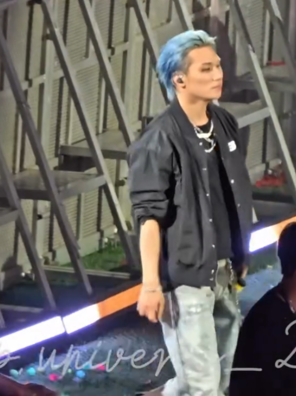 Thấy thương vô cùng 🥺 Anh Dae về đây em thương 🤗, đã nhận là fan xin thương đủ 3 anh, đừng để ai phải buồn. Nhìn anh cố gắng tương tác, cười với fan mà mọi người đều quay chỗ khác, bơ anh luôn mà thương anh quá. Mua được vé mà hãm quá thì ở nhà đi, đừng có sống lỗi với anh tao 😤 #DAESUNG #대성 #DLITE #BiiiG #BIGBANG 