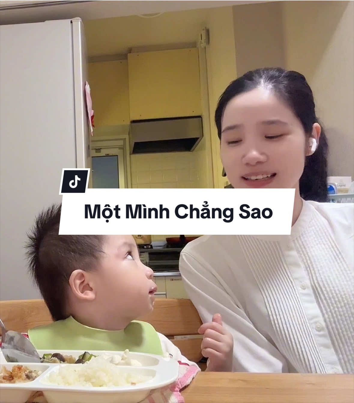 Ăn cơm tối cùng 2 cốt iuuu 😁😁 @Em bé ơiiiii  | Đã đến lúc dừng lại chẳng ai ở bên ai. Đừng oán trách cuộc tình mọi chuyện là em sai… #motminhchangsao #nganngan #nhachaymoingay #nhacchill #nuoiconvuithaybaaa 