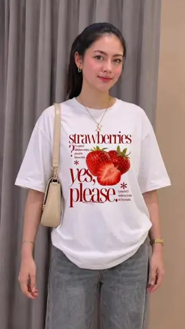 Kaos simpel dengan gambar strawberry yang gemas. #KaosStrawberry #BajuStrawberry #KaosMotif #KaosGrafis #TshirtWanita
