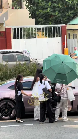 Thiên Ân và Kỳ Duyên che dù kín mít đến sự kiện Vietnam Wedding Week #saoshowbiz #nguyencaokyduyen #doanthienan #VIETNAMWEDDINGWEEK #VIETNAMBRIDALFASHIONSHOW