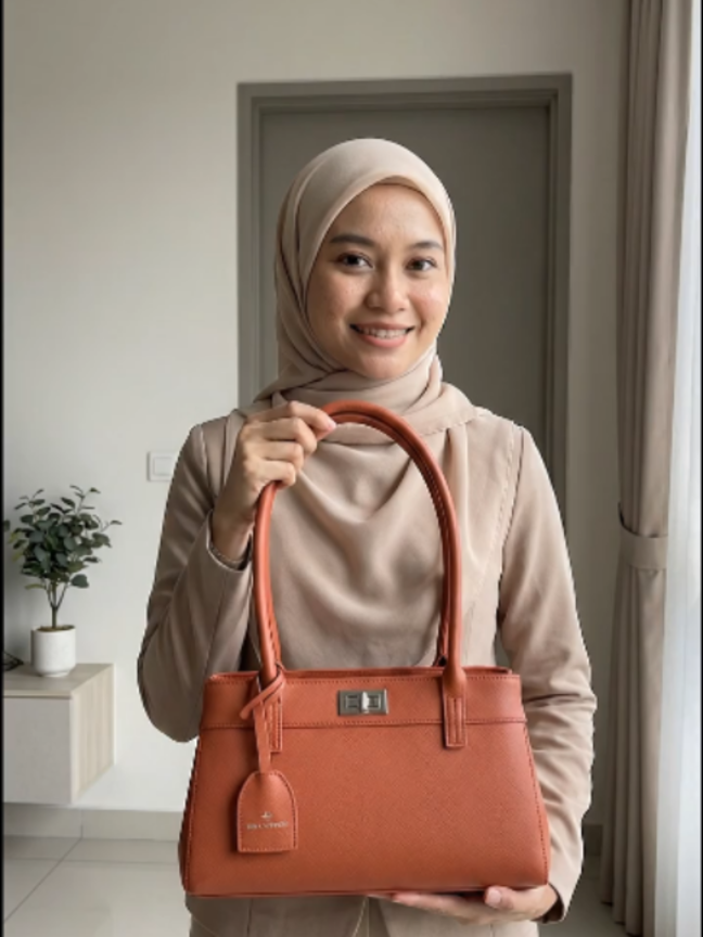 Aku try tote ni, terus berubah… Structured form nampak kemas, clasp selamat—sesuai for office and casual vibes. Cukup capacity untuk phone, wallet, dan essentials, tanpa nampak bulky. Kalau nak, boleh check kat sini #tiktokshop #fyp #fashionbag #tote #drcardin #bagreview #barangviral #reviewjujur