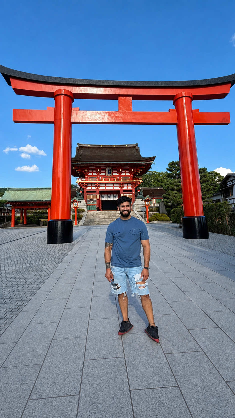 🇯🇵 VACACIONES EN JAPÓN 🇯🇵 Hay viajes que terminan cuando vuelves a casa. Y otros que se quedan contigo para siempre. Japón ha sido uno de ellos. Un lugar donde puedes sentir que caminas por el futuro y, unas calles después, encontrarte con tradiciones que llevan siglos intactas. Modernidad y pasado conviviendo de una forma que parece imposible. Me llevo lugares increíbles, una cultura fascinante y muchos momentos que no voy a olvidar. Porque algunos viajes no solo te enseñan el mundo… también cambian un poquito la forma en la que lo miras. またね, Japón. Hasta pronto. 🇯🇵❤️ #japon #japan #pablobogado #vacaciones 