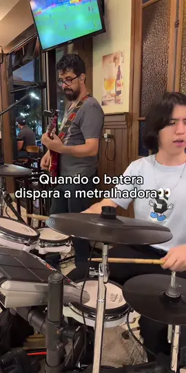 Aquele momento que o pedal quase pega fogo🔥 . . . #music #show #bateria #drum #fun 