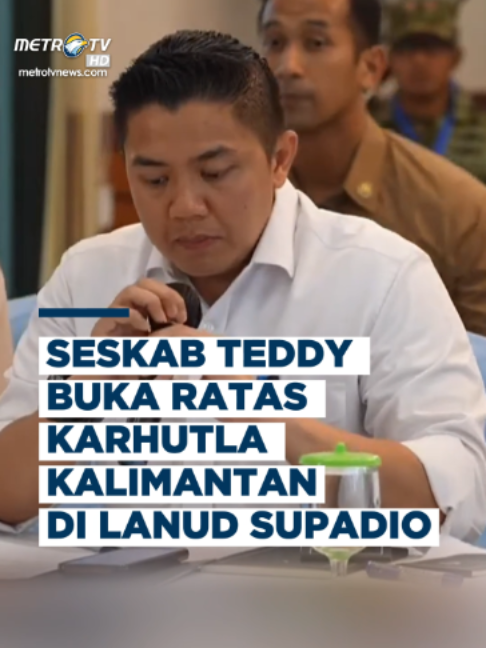 Sekretaris Kabinet (Seskab) Teddy Indra Wijaya membuka rapat koordinasi penanganan kebakaran hutan dan lahan (karhutla) wilayah Kalimantan di Posko Penanganan Karhutla, Lanud Supadio, Kabupaten Kubu Raya, Kalimantan Barat, Sabtu (22/8). Rapat tersebut diselenggarakan sebagai forum koordinasi antara pemerintah pusat dan daerah untuk membahas serta merumuskan langkah penanggulangan terkini karhutla di Kalimantan, khususnya di wilayah Kalimantan Barat. Seskab Teddy menyampaikan bahwa forum tersebut dihadiri langsung oleh jajaran pimpinan tingkat pusat maupun daerah, termasuk unsur pemda, TNI, Polri, serta lembaga teknis penanggulangan bencana. #SeskabTeddy #TeddyIndraWijaya #Karhutla #Kalimantan #MetroTV