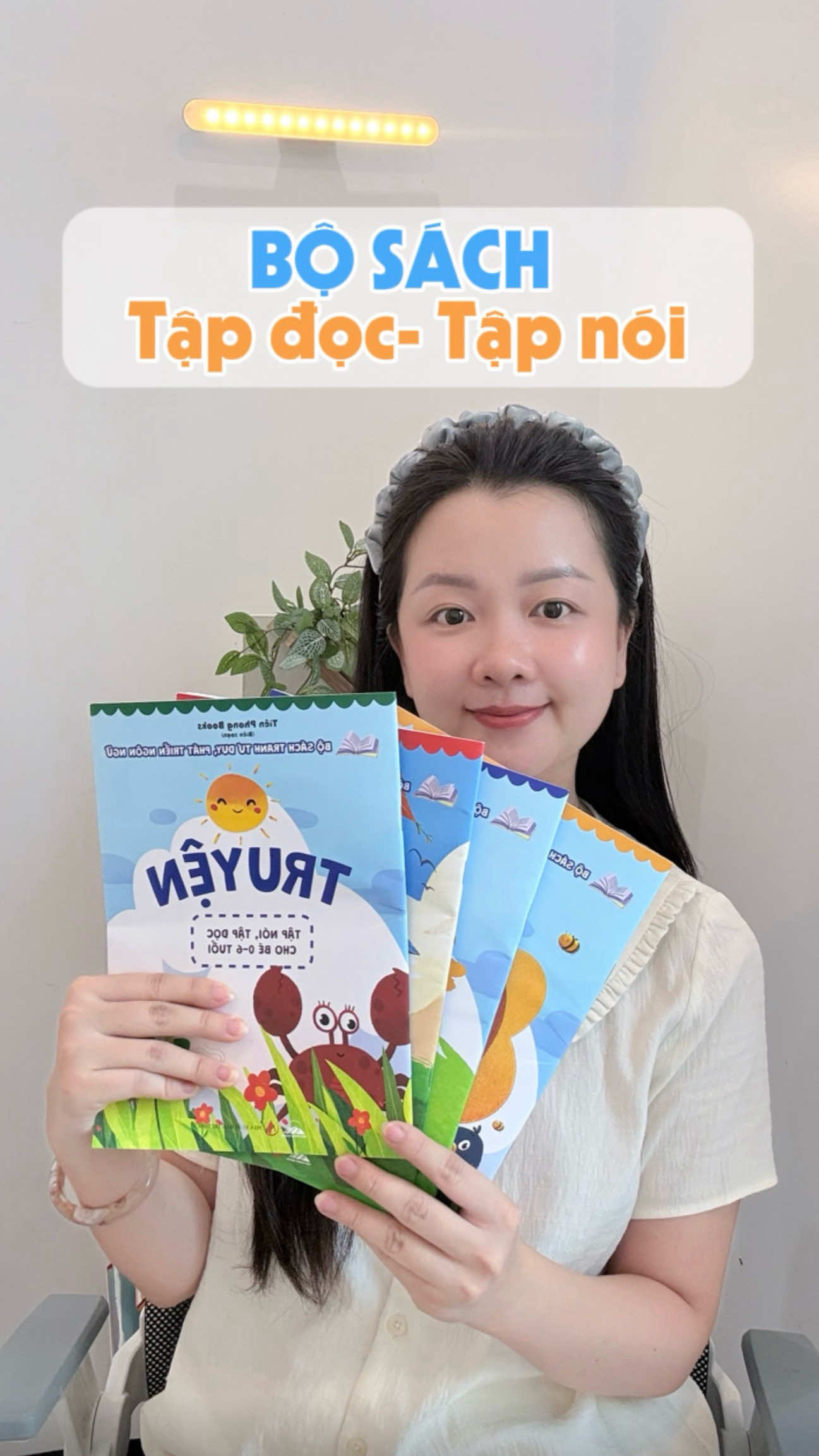 Bé đang trong giai đoạn tập nói thì tui thấy đọc thơ, đồng dao cùng con mỗi ngày là một cách tương tác khá hay 🥰 Nội dung ngắn, có vần điệu, mẹ dễ đọc mà bé cũng có nhiều cơ hội nghe và bắt chước âm hơn  #sachtapnoi #sachchobe #sachchobe1tuoi #be1tuoi #meyeupum 