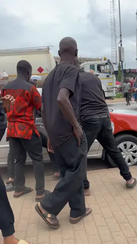 Today at Ejisu traffic, Armed robber trying to escape with a stolen car. Big thanks to Ghana police officers at Ejisu branch @3b3 Costi Wo ❤️❤️✅✅Die for God 