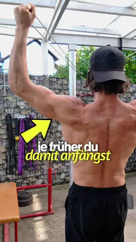 Deine Schulter ist nicht nur ein Gelenk. Sie ist ein Zusammenspiel aus Schulterblatt, Rotatorenmanschette und Oberarm – und genau das trainiert diese Übung. 👇 Face Pull ➡️ Außenrotation ➡️ Y-Press. Das Besondere: Das Band zieht dich die ganze Zeit nach vorne. Du musst also nicht nur die Bewegung ausführen, sondern deine Schulter währenddessen aktiv kontrollieren und stabilisieren. 🔥 Rotatorenmanschette 🔥 Schulterblattkontrolle 🔥 Serratus & Trapezius 🔥 Außenrotation 🔥 Stabilität über Kopf 🔥 Zusammenspiel von Schulterblatt und Oberarm Wichtig: Bei der Y-Press die Schulterblätter nicht krampfhaft nach hinten und unten ziehen. Sie sollen sich bei der Armhebung natürlich mitbewegen und nach oben rotieren können. Nimm ein leichtes Band und fokussiere dich auf saubere, kontrollierte Wiederholungen statt maximalen Widerstand. Schultern sollten nicht nur stark aussehen – sie müssen auch  funktionieren. 💪