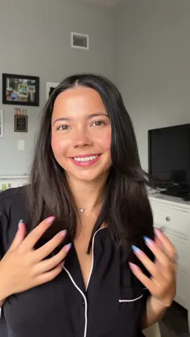 let’s refresh a blowout for my thin & straight hair!! always start with a heat protectant from @Joico Hair Care and my favorite thermal brush from @Conair!!  #blowoututorial #thinhair #thinhairhairstyle #blowoutbrush #blowoutathome  