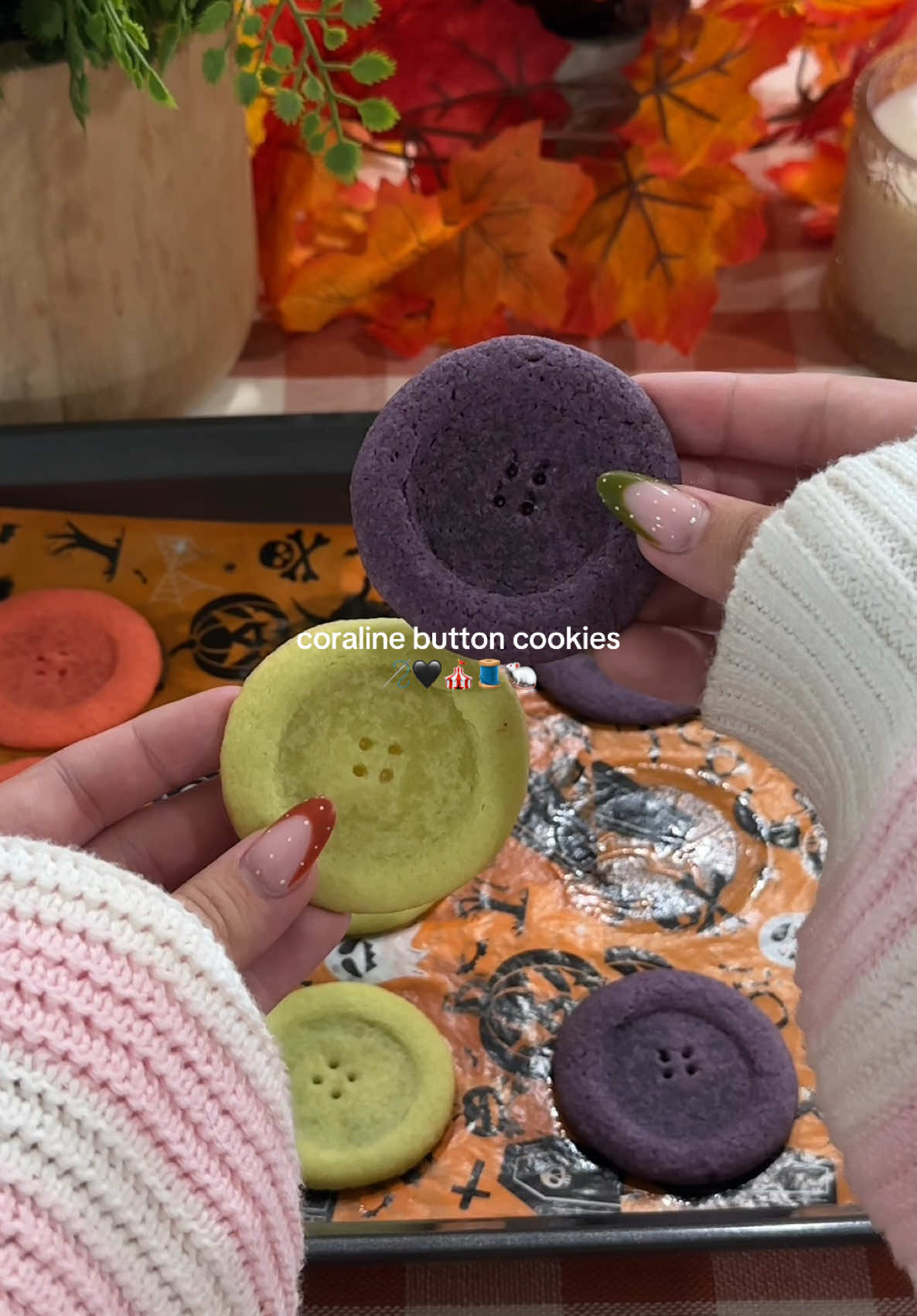 black is traditional, but if you’d prefer pink or vermillion or chartreuse? though you might make me jealous! #coraline #fallbaking #halloween #bakingszn #holidaybaking @LAIKA Studios @Betty Crocker 