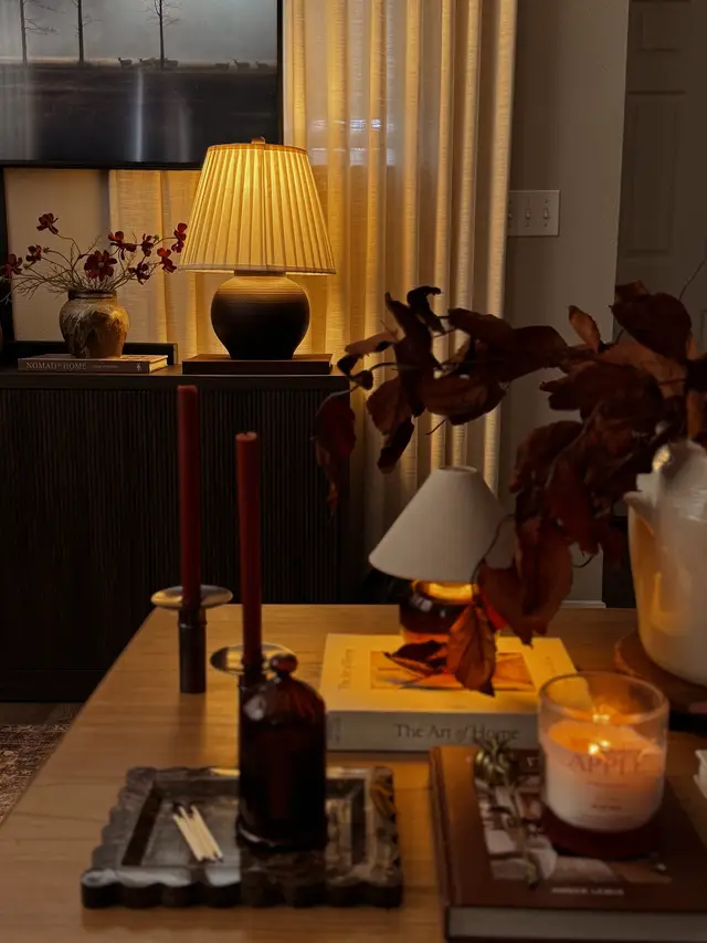 Oh, I’m loving the cozy vibe happening in here—the warm tones, soft lighting, and all the little details that make this space feel so inviting. ✨ #fallhomedecor #interiordesign #fallstyling #falldetails #fall 