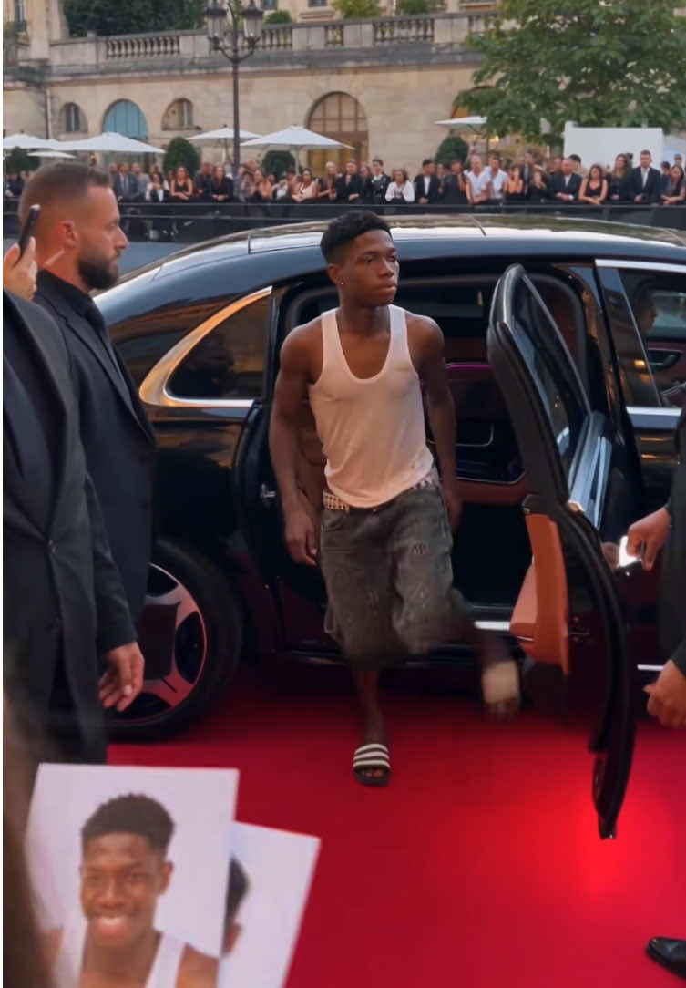 Vis la vie d’une star avec ce template, essaie‑le tout de suite !⭐ Deviens une star le temps d’une vidéo ! Des fans et des gardes du corps autour de toi, utilise ce template en un clic pour vivre ce moment incroyable✨ Deviens une star dans ta vidéo🌟 Ce template te fait vivre comme une star🔥 Expérience de star à essayer absolument😎 #trend#fyp  #capcut #capcutpioneer #capcutnow 