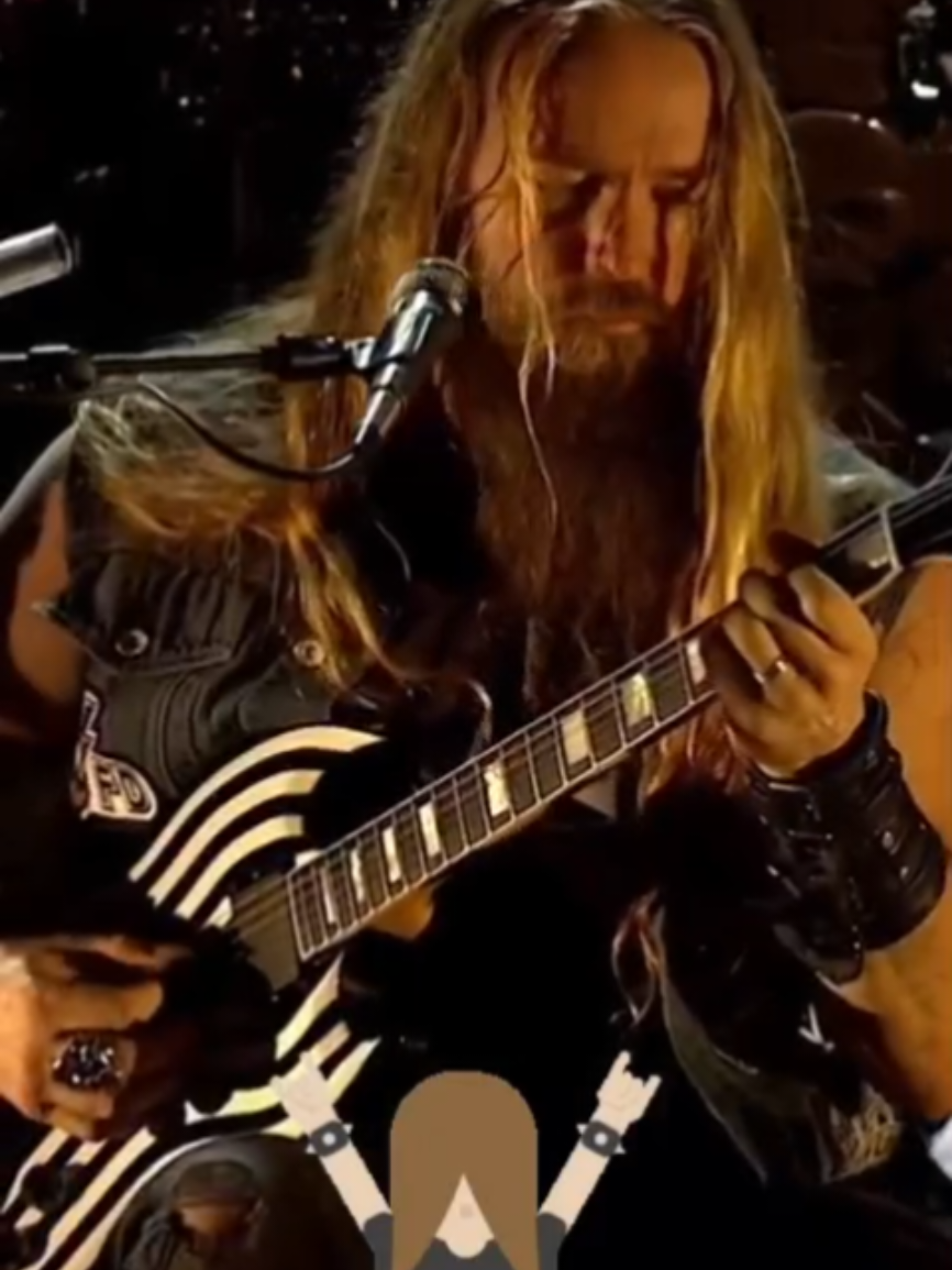 (Música: Rust ) Black Label Society🤘🎵 Contexto da Música ​A música utiliza a ferrugem e a poeira como metáforas para a inevitável decadência do tempo sobre o sucesso, a riqueza e as conquistas materiais. Em contrapartida, a letra estabelece que a verdadeira força do ser humano reside nas conexões interpessoais e na lealdade incondicional. ​A jornada envolve enfrentar a dor e o sofrimento justificando qualquer sacrifício desde que a caminhada seja compartilhada.  O propósito da vida não está no que se acumula, mas em com quem se divide a existência. A fidelidade a um propósito ou a alguém é a única força capaz de resistir ao desgaste do tempo. Muito foda essa música só ouçam. Fica a Dica ..🥺🎵🤘😭🥺🎼🎶 #statusvideo  #blacklabelsociety #vaiprofycaramba #tiktokviral  #rockandroll 