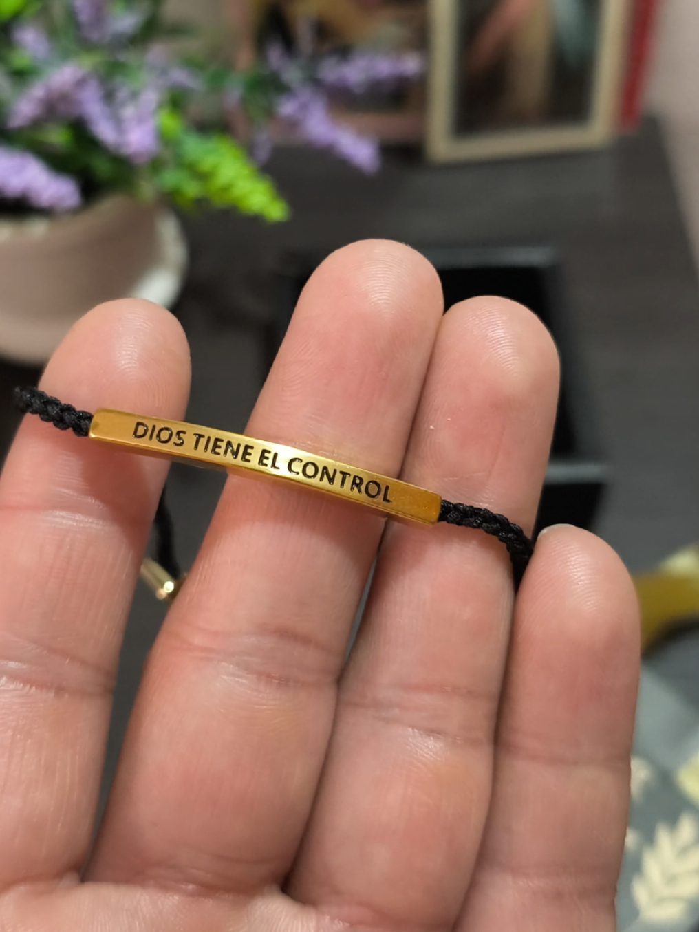 Para ti o para alguien que amas 🎁 Consíguela en nuestro perfil 🙂 #Dios #Cristianos #Amor #Paz #Fe  Quizás para algunos sea solo una pulsera. Pero para quien tiene fe, puede significar mucho más. 🥹🤍 DIOS TIENE EL CONTROL es un mensaje para esos días en los que necesitas recordar que puedes seguir confiando, incluso cuando las cosas no salen como esperabas🙏✝️
