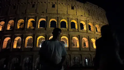 Oh to be young and in love in Italy #Roma #Colosseum
