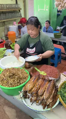 Kuliner wajib kalau di surabaya #kuliner #sambelantongkolmbakju 