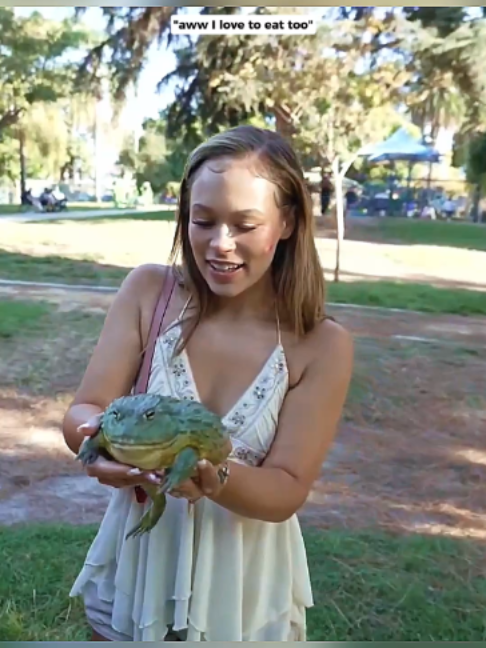 Yonna holding a huge frog #yonna #yonnajay