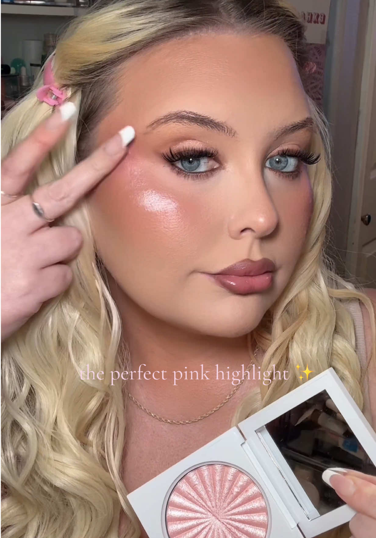 2016 called and gave us back our blinding highlight ✨ #ofracosmetics #blindinghighlighter #2016makeup #highlighteronfleek #makeuplooks @OFRA Cosmetics, LLC 
