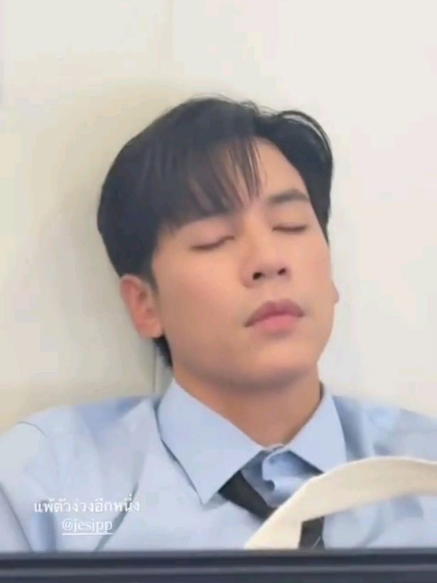 Phi Baifern recording Phi Jes while he's sleeping 😴😆. Khun Veekit is soo adorable!!! 😂🤍✨ #jesjpp #baifernbah #แรงเงา #แรงเงา2026 #TheHiddenShadows