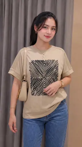 Kaos wanita dengan desain retro buat koleksi outfit harian.#KaosMotifWanita #BajuMotif #AtasanMotif #KaosLenganPendek #bajuwanita 