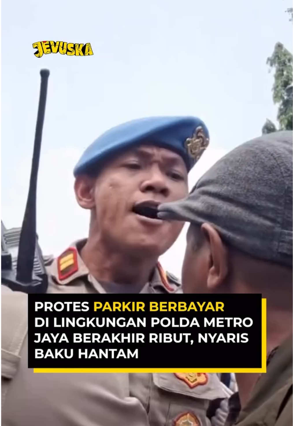 Pengacara Fritz Alor Boy kembali menyoroti tarif parkir di kawasan Polda Metro Jaya pada Senin (10/8). la terlibat perdebatan dengan polisi saat mempertanyakan aturan parkir yang dinilai membebani pengemudi ojek online (ojol). Fritz juga mengklaim mendapat ucapan kasar dari oknum polisi. Hingga kini, Polda Metro Jaya belum memberikan keterangan resmi terkait insiden tersebut. Sc: jevuska  #trending #fyp #foryou #fypシ 